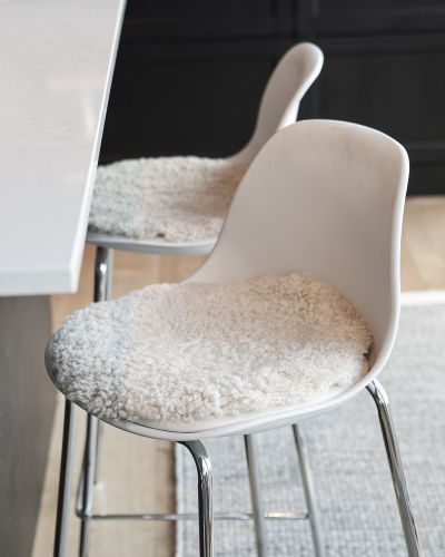  Curly beige – rund stolpute i krøllete saueskinn