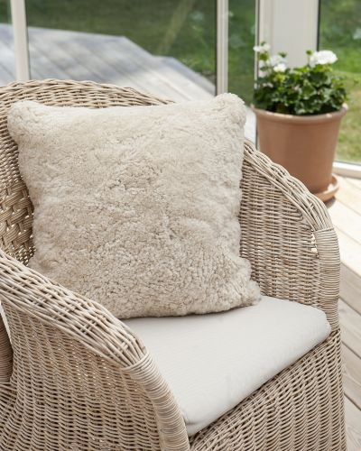 Curly beige – putetrekk i krøllete saueskinn