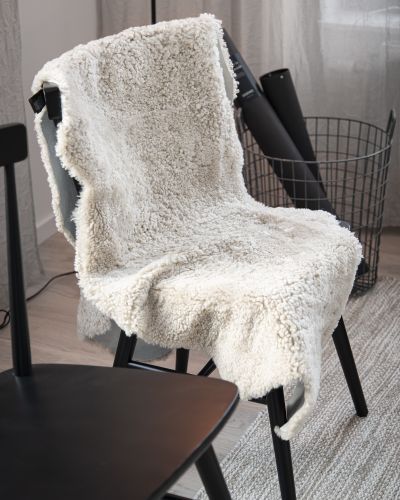 Curly beige – 1,5 sammensydd krøllete saueskinn