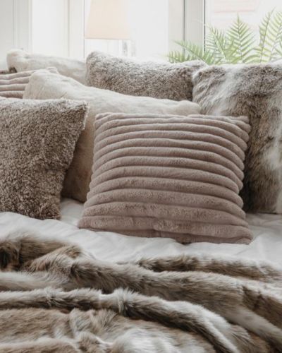 Stripy taupe – pute i fuskepels