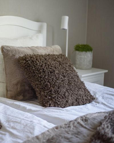 Wooly brown – kunstig saueskinnspute