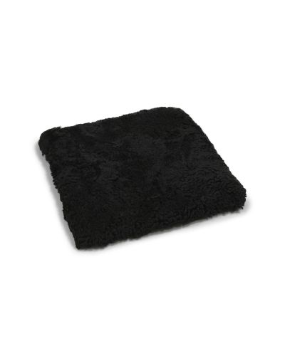 Curly pad svart – firkantet stolpute i krøllete saueskinn med polstring