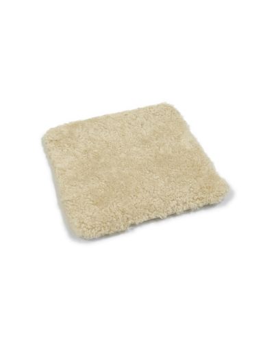 Curly pad beige – firkantet stolpute polstret med krøllete saueskinn