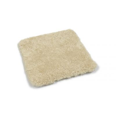 Curly pad beige – firkantet stolpute polstret med krøllete saueskinn