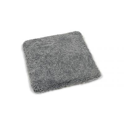 Curly pad sølvgrå – firkantet stolpute i krøllete saueskinn med polstring