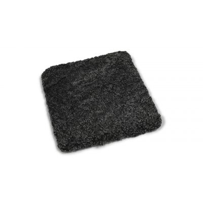 Curly pad mørkegrå – firkantet stolpute i krøllete saueskinn med polstring