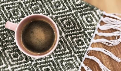 Kaffeflekker på teppet – slik får du dem bort