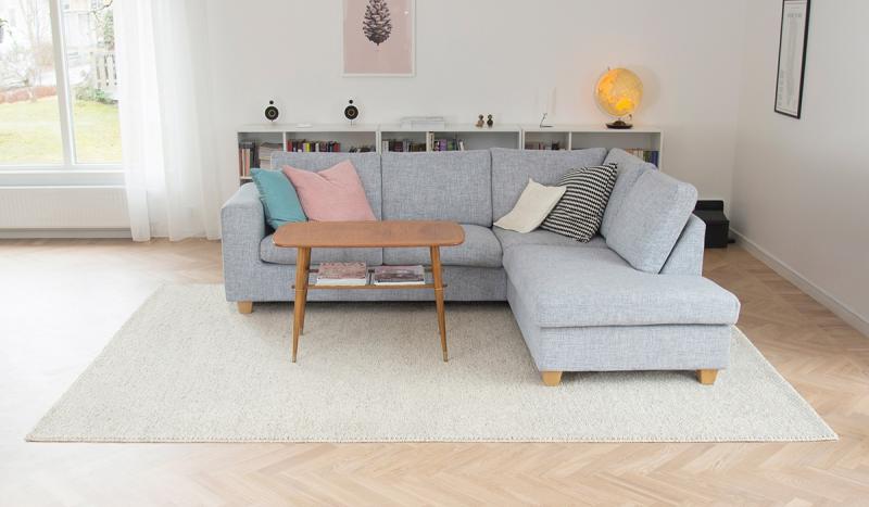 Teppe til grå sofa – dette passer best