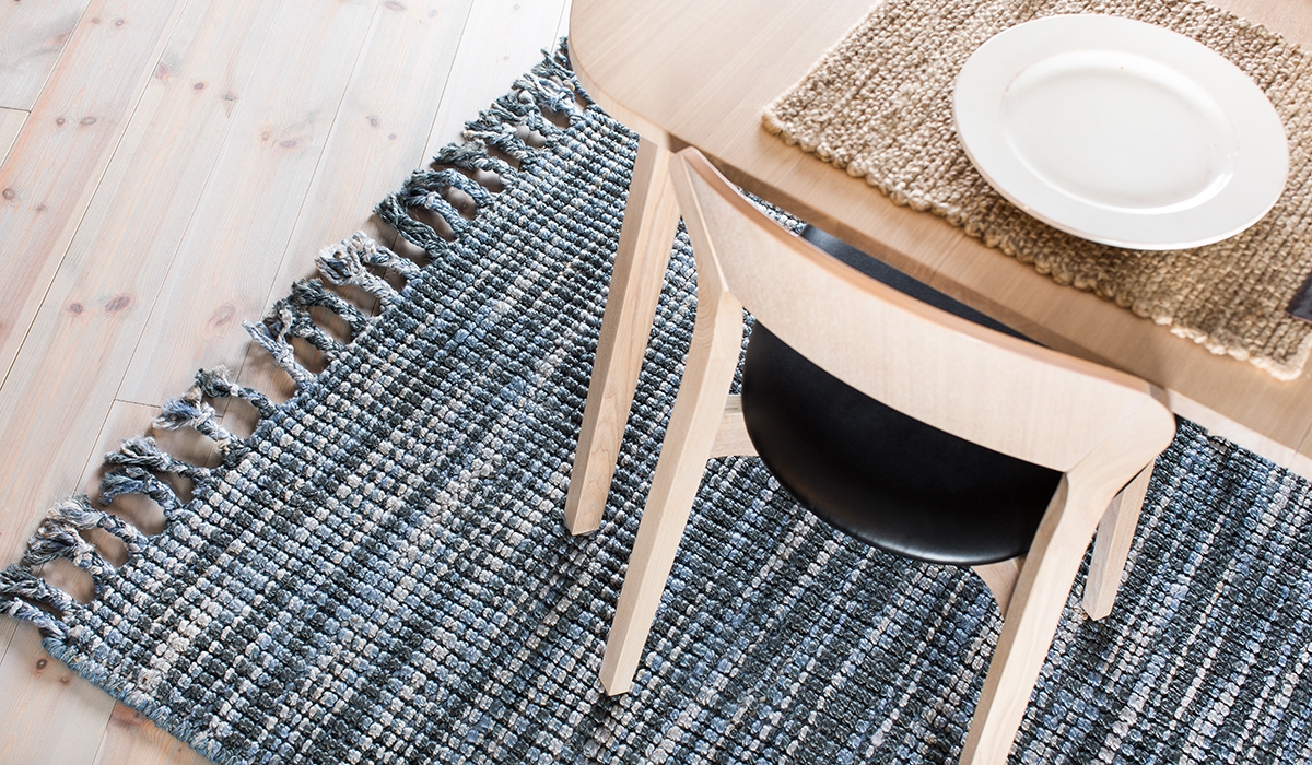 Teppe under spisebordet demper lyd – her juteteppet Aqua
