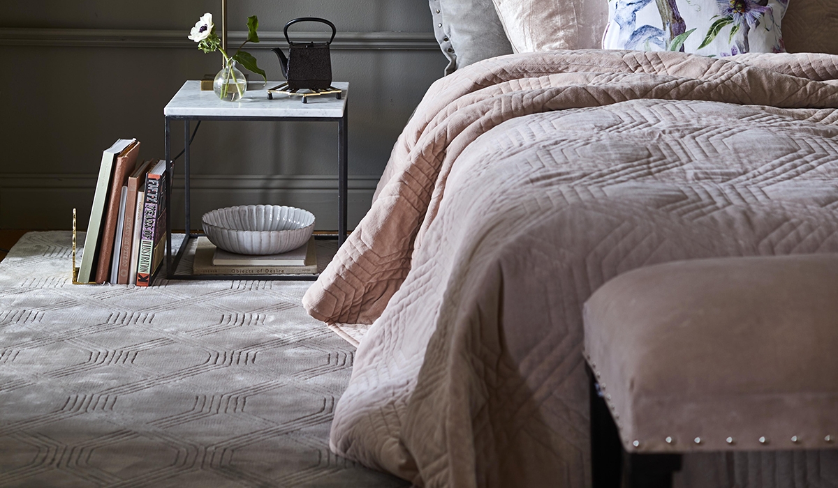 Teppet Geometric fra Classic Collection under en seng