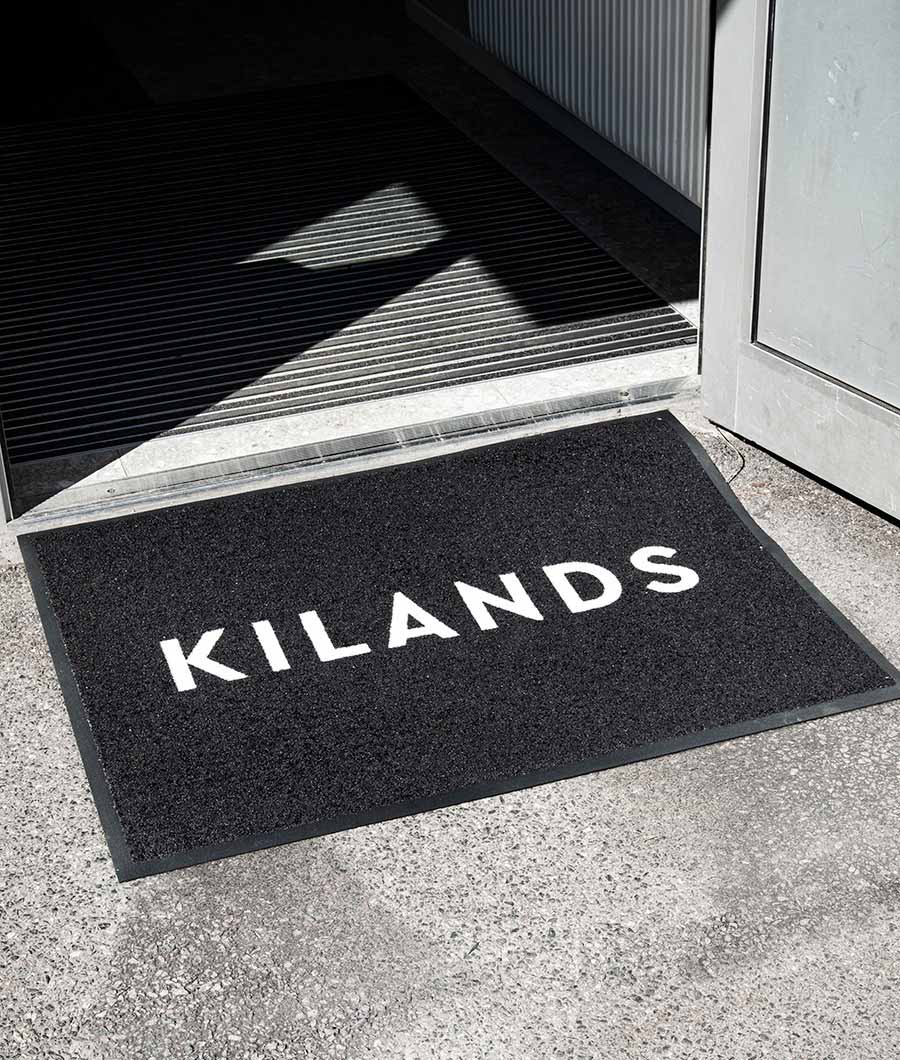 Svart entrématte med logo
