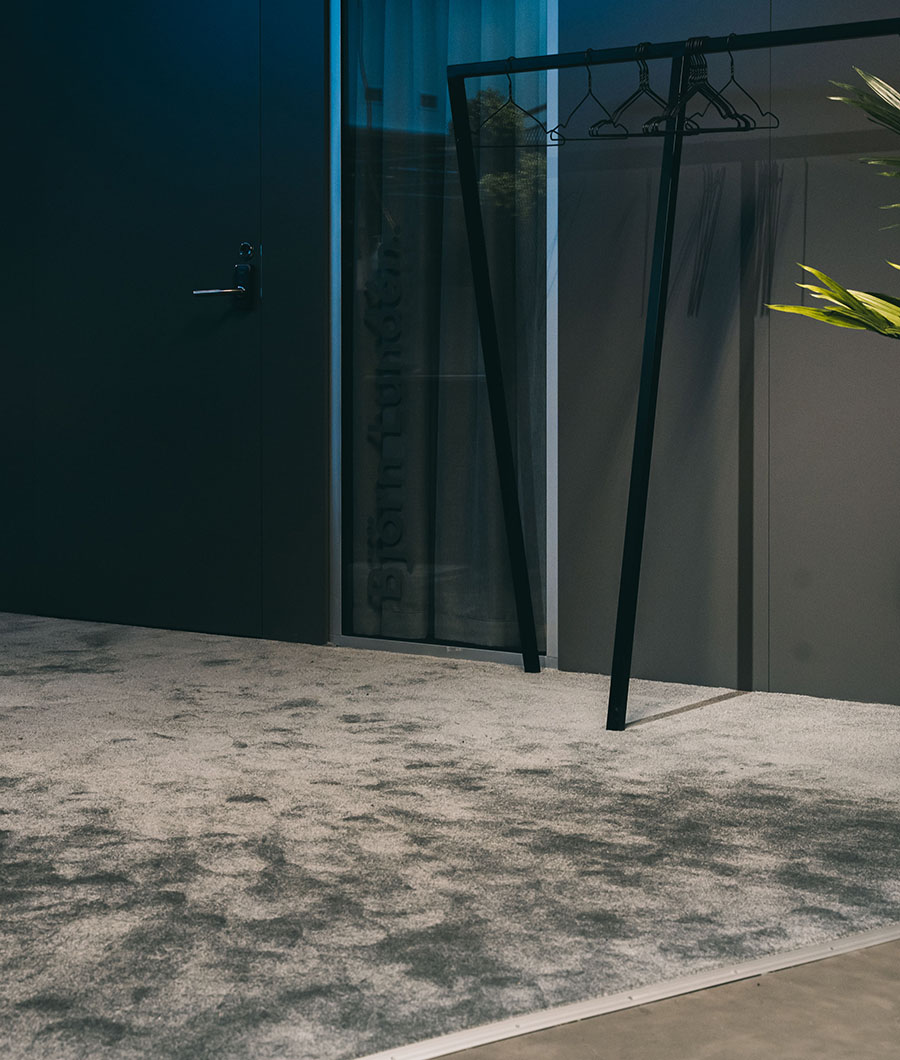 Grå heldekkende teppe på kontor
