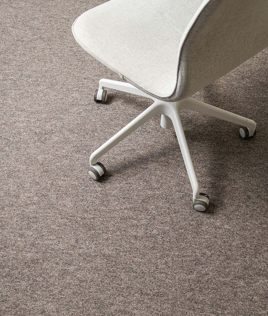 Beige nålefiltteppe med kontorstol
