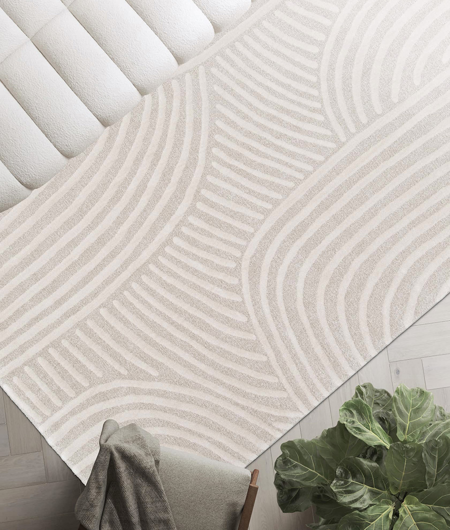 Hvit teppe med beige grafisk mønster